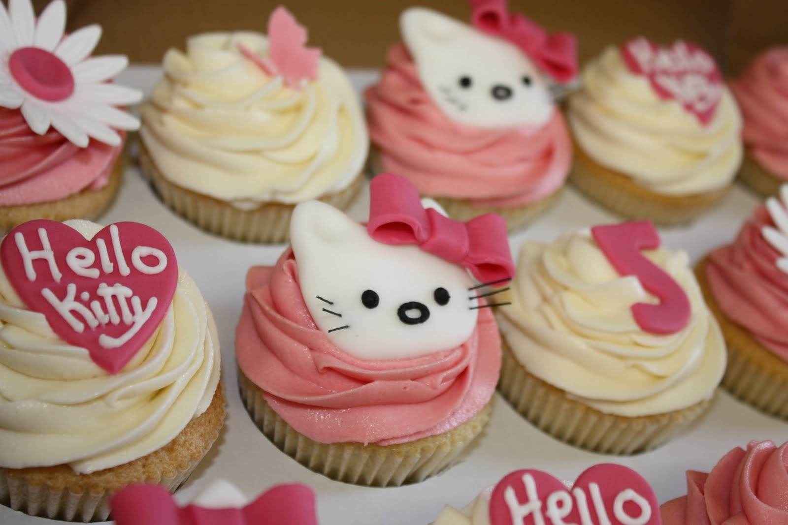 The Little House of Cupcakes: Hello Kitty cupcakes!