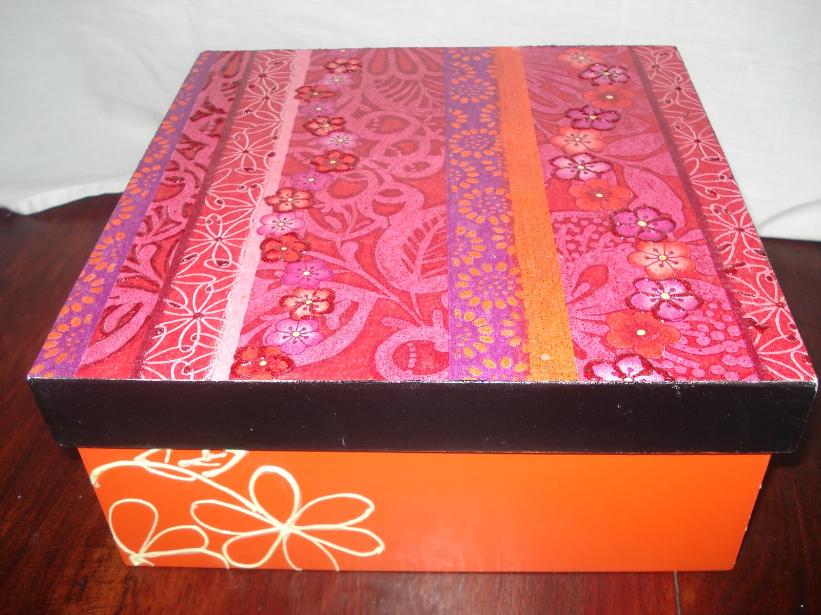 PICHY GALEA ARTISTA DECORATIVA Cajas y pequeños objetos en acrílicos.