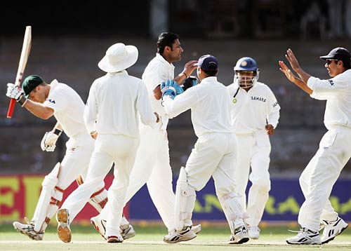 [Kumble+bags+his+400th+Test+wicket+-+Simon+Katich+-+in+home+town+Bangalore-781823.jpg]