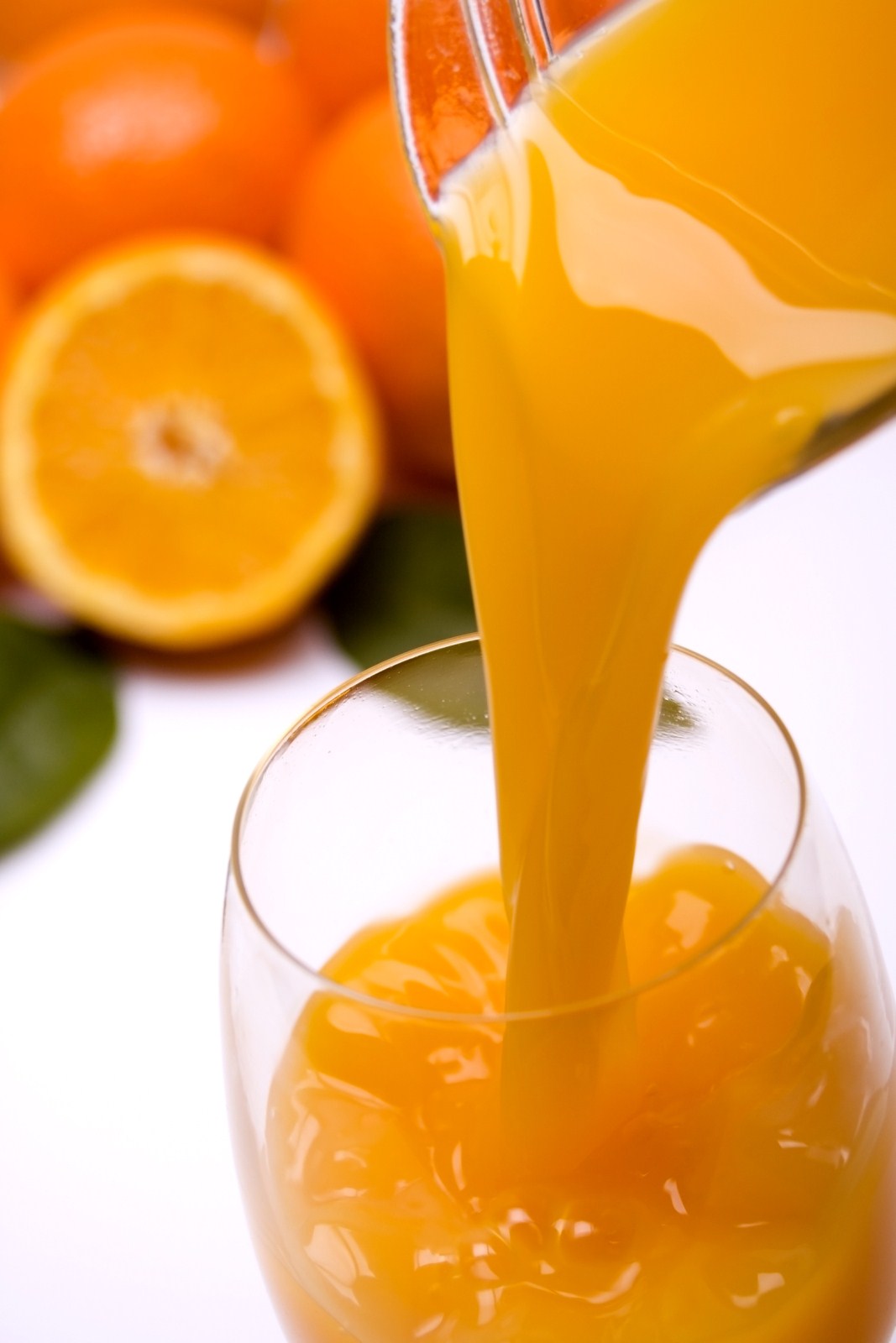 Как сделать апельсиновый сок в домашних условиях. Брызги апельсинового сока. Апельсиновый сок Эстетика. Апельсиновый сок наливается. Наливает сок.