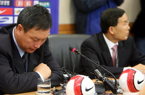 New coach Huh (left) flanked by Lee Yong-moo, head of the KFA's technical committee