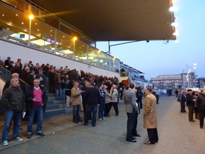 Lo Barulaire Courses de lévriers au Shelbourne Park de Dublin / Greyhound run at Shelbourne