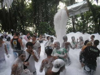 a galera no banho de espuma