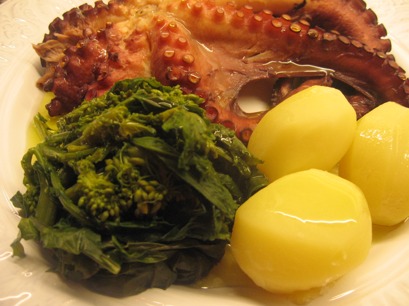 Resultado de imagem para polvo cozido com batatas