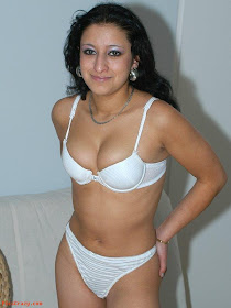 Bf Saksi Xxx Mnali Sha - Hot Bikini 2011: Indian wife Breast Bra Panty Navel Saree Blouse