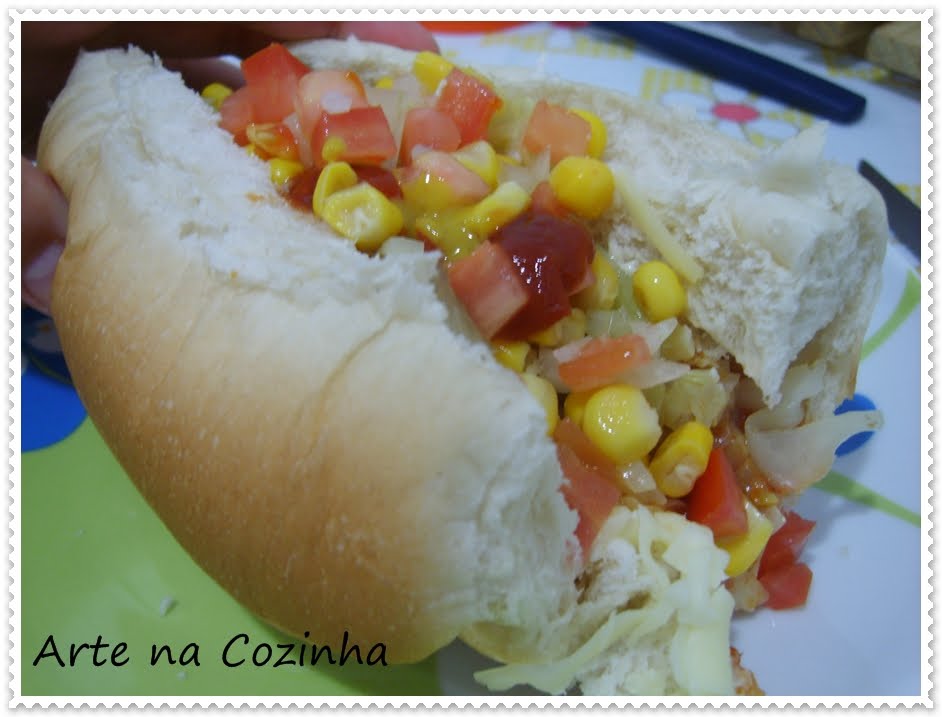 Hot Dog de Linguicinha com Molho Cremoso de Queijo e Cebola