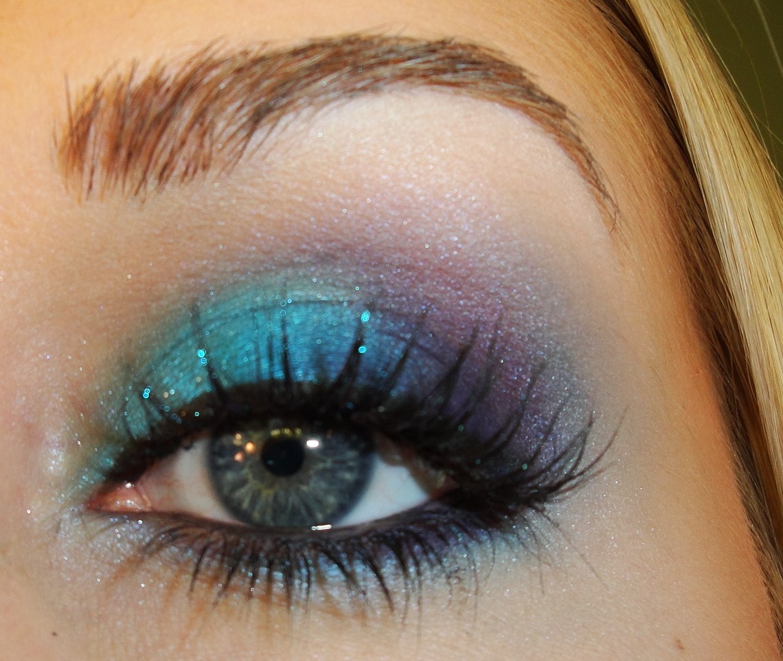 Как сделать голубой макияж Glamourous Blue Blizzard Eyes Blue eye makeup, Eyeshadow makeup, Smokey eye make