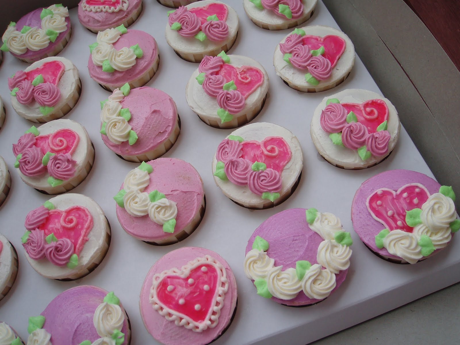 Sweety Yummie CupcakeYuMmy in the TuMmie!! Buttercream simple deco