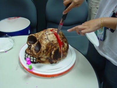 [skull-birthday-cake.jpg-tm.jpg]