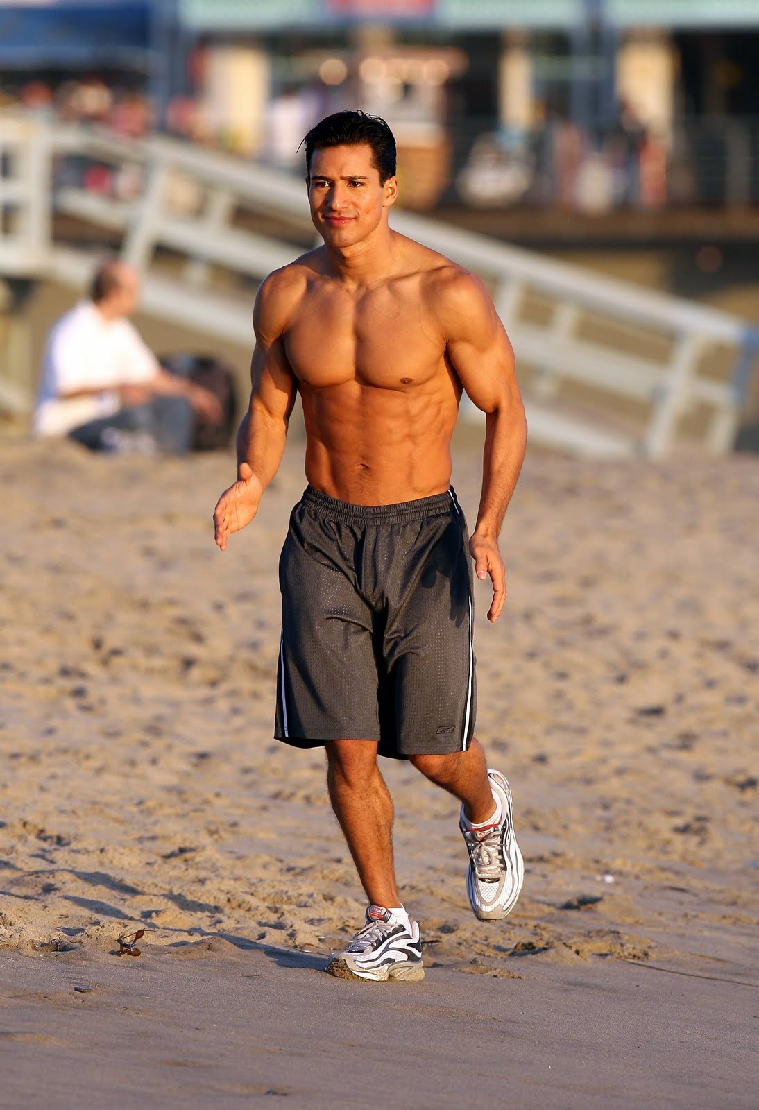 MARIO LOPEZ Italia JOGGING IN SPIAGGIA