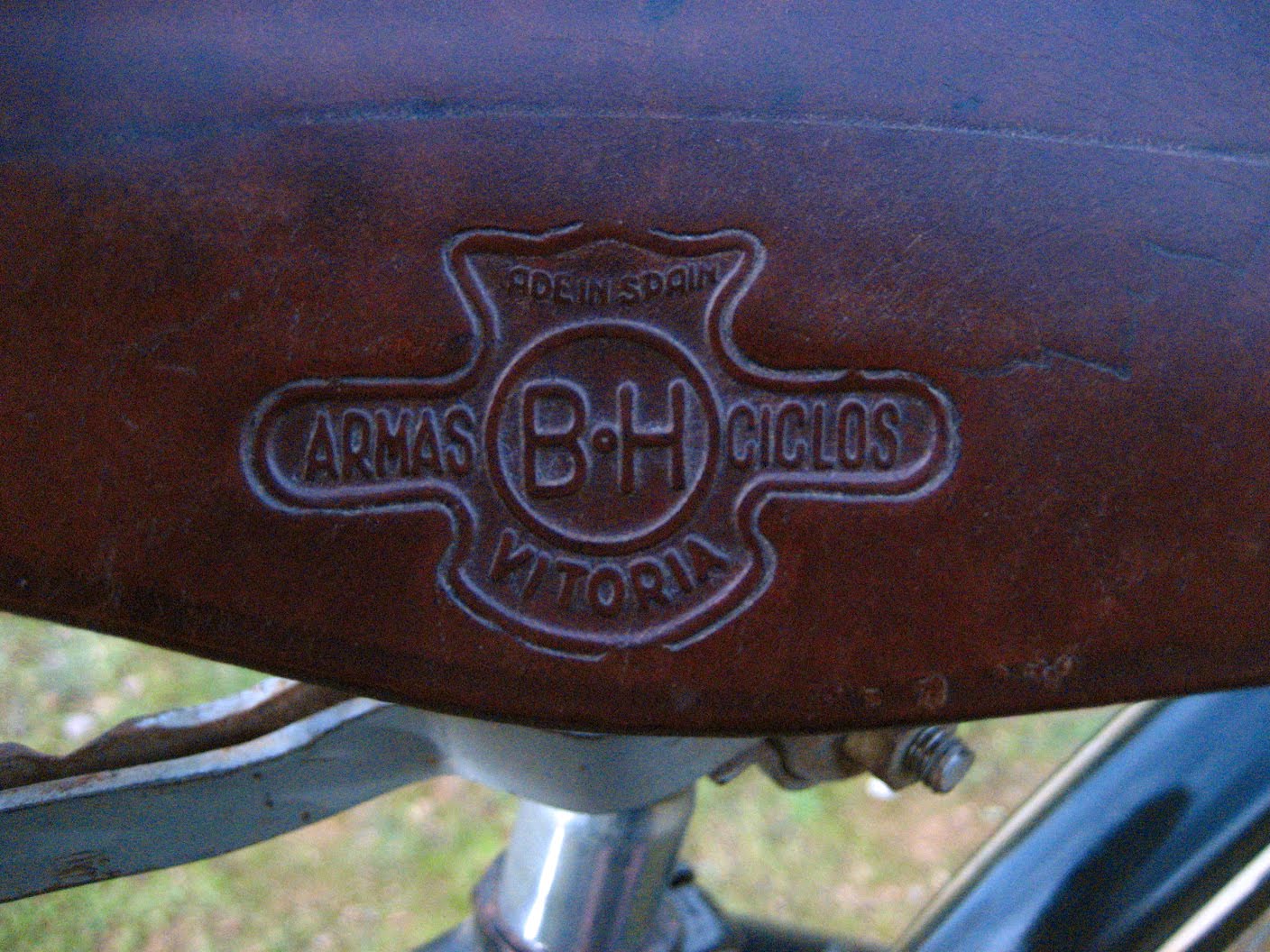 [Bicicleta+antigua+BH+logo+sillín+cuero+viejo+Reciclone.JPG]