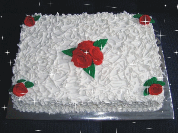 bolo branco com rosas vermelhas
