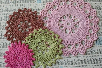 the pretty bee: cooking + creating: DIY: Doily Wall Art