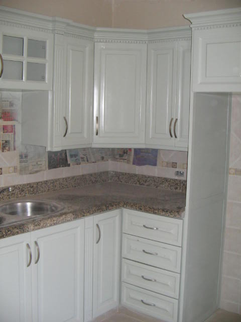 Puertas y cocinas modulares en caoba