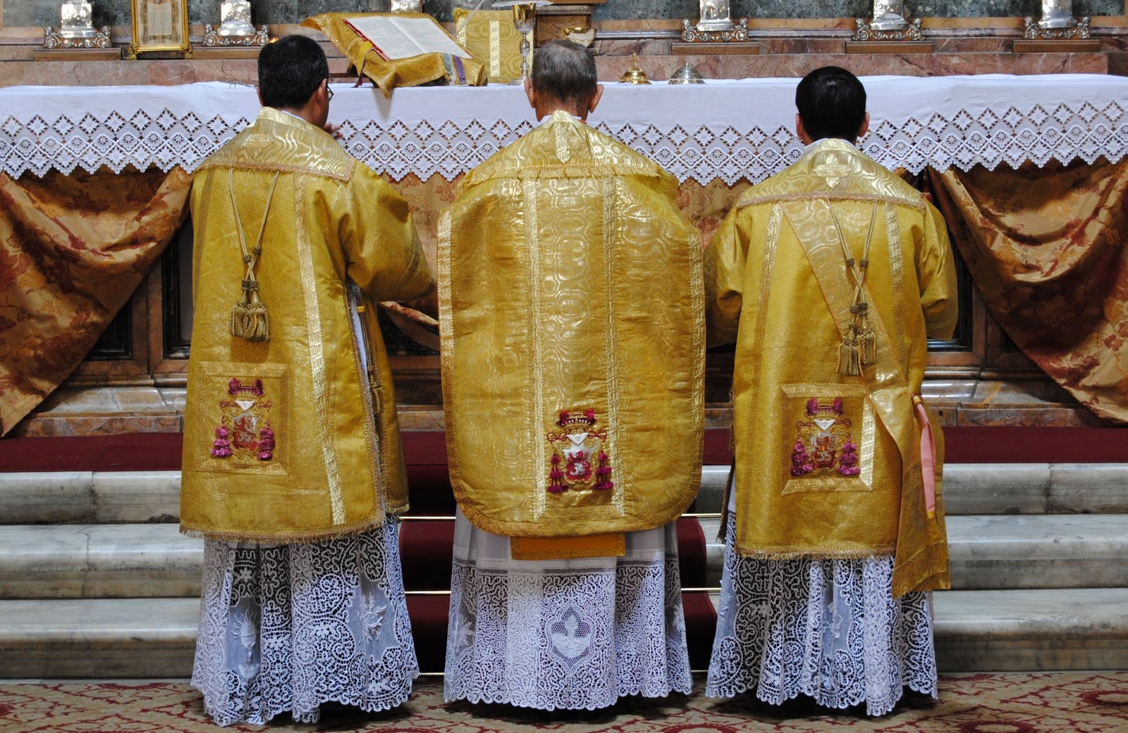 Orbis Catholicus Secundus: Ambrosian Rite Vestments