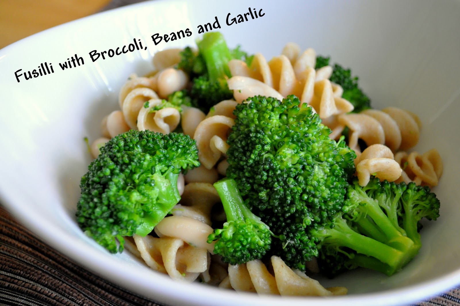 Review WW Eat! Move! Play! (Recipe Fusilli with Broccoli, Beans & Walnuts