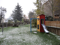 Der erste Schnee im Garten