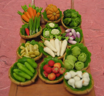 I recently came across the wonderful blog of mini food artist Ang Soh Kheng 