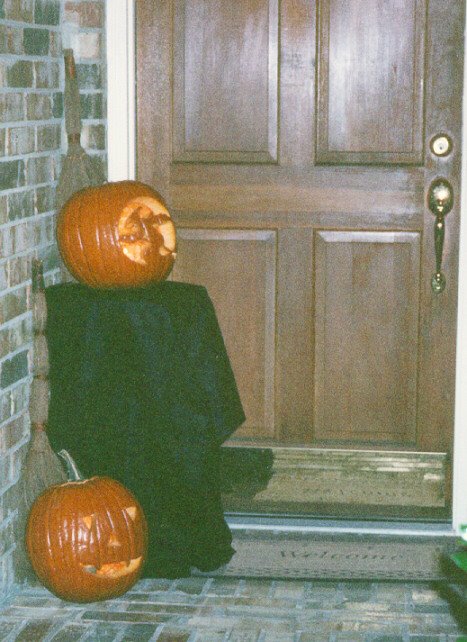 [halloween02_door.JPG]