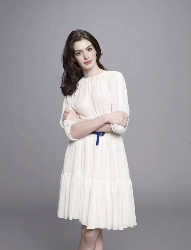 Anne Hathaway White Dress. Anne Hathaway Wears Pretty