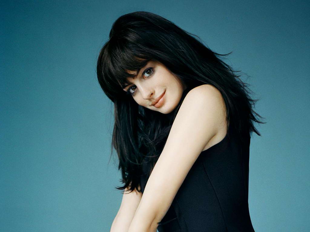 Anne Hathaway Shows Big Smile