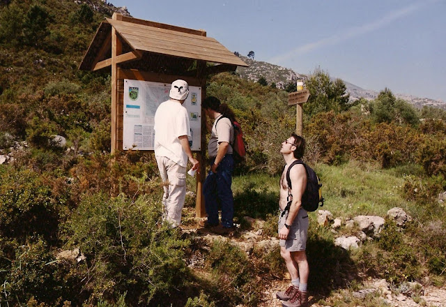 Cartell i connexió pista del Picaio i el sender del Pla de la Vella, al Mondúver