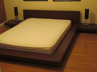 FERNANDEZ CABINET: CAMA DE PLATAFORMA DE BASE DE MADERA Y MESAS