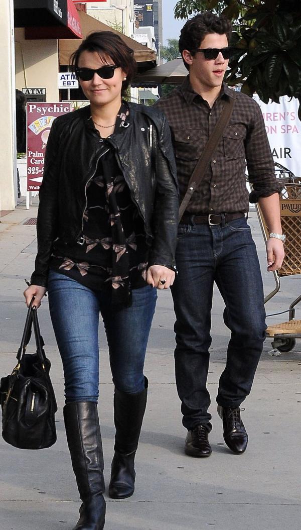 kar1n9 Leer es mi vida Nick Jonas y Samantha Barks en West Hollywood