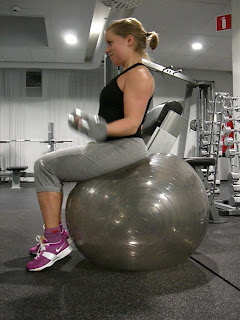 Bicepscurls+p%C3%A5+boll - Bicepscurls - tips på styrkeövning