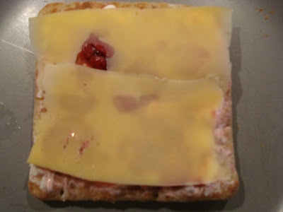 Dinkelbit+med+kesella+ost+och+jordgubbar - Min frukost med Dinkelbitar - Vilken var godast?