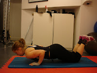 Trivcepsarmh%C3%A4vning+p%C3%A5+kn%C3%A4n - Tricepsarmhävningar - Veckans övning