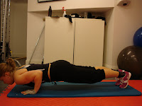 Tricepsarmh%C3%A4vning+p%C3%A5+f%C3%B6tter - Tricepsarmhävningar - Veckans övning