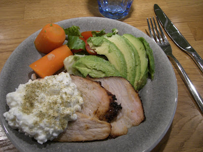 Fl%C3%A4skfil%C3%A9 - Fläskfilé med grönsaker, avokado och keso