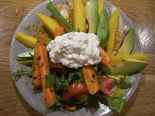 kycklingsallad+m+mango+o+avokado - Middagsbjudning med kycklingsallad ikväll