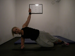 Sidoplanka+p%C3%A5+kn%C3%A4 - Sned planka med rotationsövning - Veckans övning