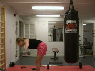 Axelpress+med+hantlar+f%C3%B6r+baksida+axel+2 - Stående utåtgående armsväng - Veckans övning