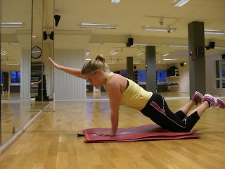 Plankan+modifikation+med+pendlande+armar - Aerobics och core med många plankor