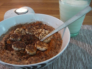 Havregrynsgr%25C3%25B6t%2Bmed%2Bchoklad%2Bproteinpulver%2Bbanan%2Bpsylliumfr%25C3%25B6n%2Boch%2Bmj%25C3%25B6lk%2Bi%2Bglas%2B4 - Hälsosam havregrynsgröt