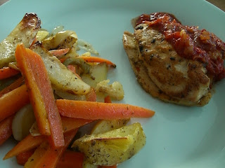 Kyckling%2Bmed%2Bugnsrostad%2Bpotatis%2Boch%2Brotfrukter%2B3 - Lunchtips: Kycklingfilé med soltorkade tomater och pesto