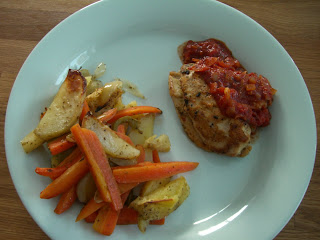 Kyckling%2Bmed%2Bugnsrostad%2Bpotatis%2Boch%2Brotfrukter%2B2 - Lunchtips: Kycklingfilé med soltorkade tomater och pesto