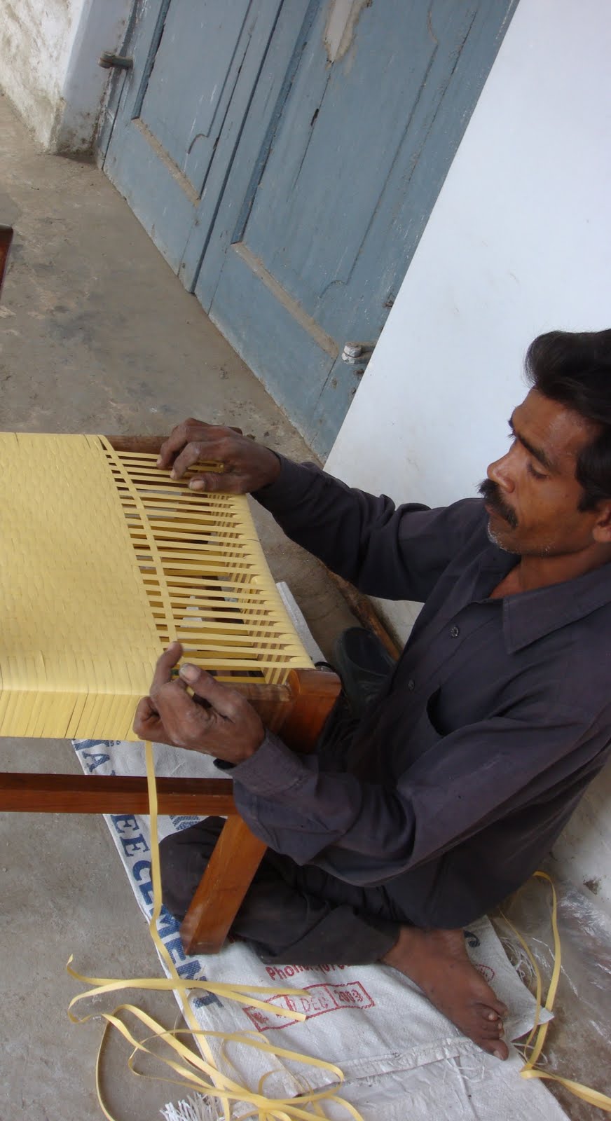 Yesu Garden Weaving straw into gold