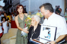 Carmen recibiendo homenaje de manos del Sr. Alcalde y la Sra. Teniente