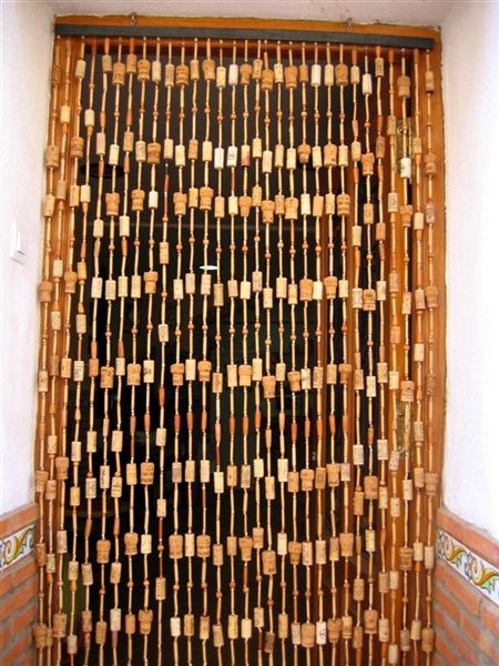 CONSTRUIDO CON LAS MANOS: cortina con tapones de corcho