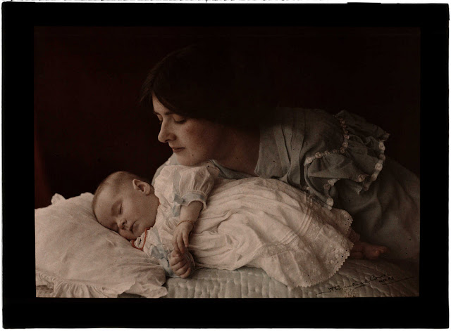 'Mother and Child'. Henry Essenhigh Corke (1883-1919); Autochrome. Collection of National Media Museum. This is an autochrome - an early colour process which used a glass plate covered in microscopic, red, green and blue grains of potato starch. photography-news.com, photography news, Diana Topan, International Children's Day, June 1, vintage baby photos