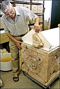 Arqueólogo con sarcófago