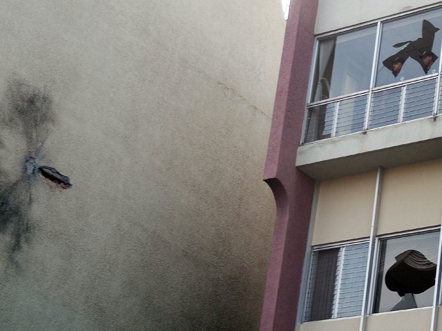 Personas con pánico se tiran por la ventana de un edificio