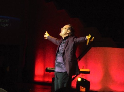 Marcos Witt cantó en aniversario de iglesia en Paraguay