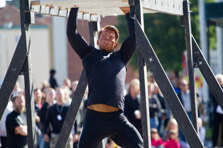 Andreaz going through the monkey bars