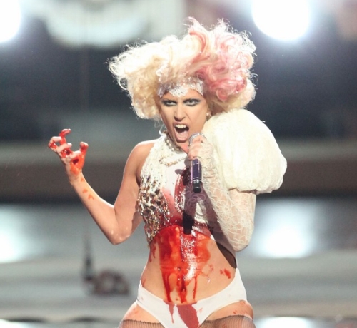 Lady-Gaga-s-Bizarre-and-Bloodied-2009-VM