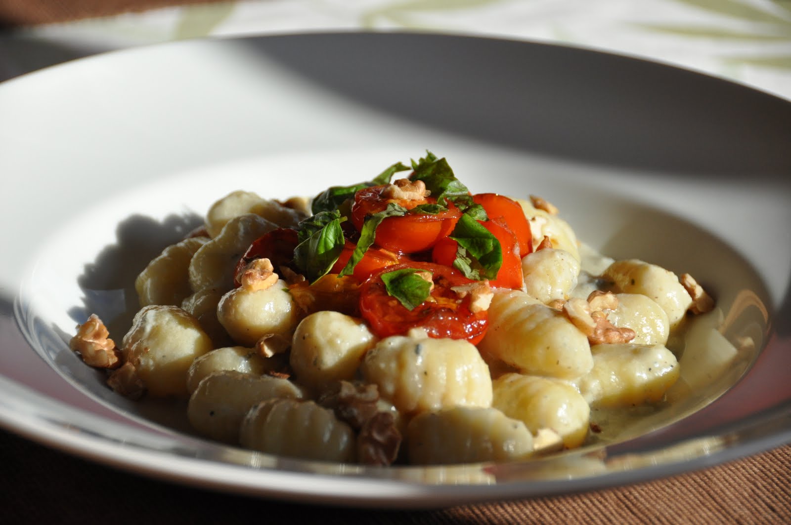 eine prise herzblut: Gnocchi mit Gorgonzola-Sauce und geschmolzenen Tomaten